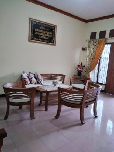 B&B Tanjungkarang - RUMAH PAKSI HOMESTAY - Bed and Breakfast Tanjungkarang