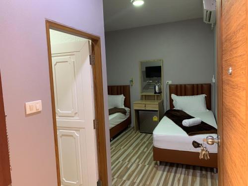 2 twin beds