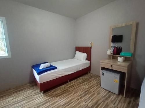1 queen bed, 1 twin bed