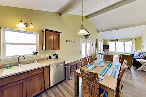 Waterfront Holiday Home in Rockport - main image