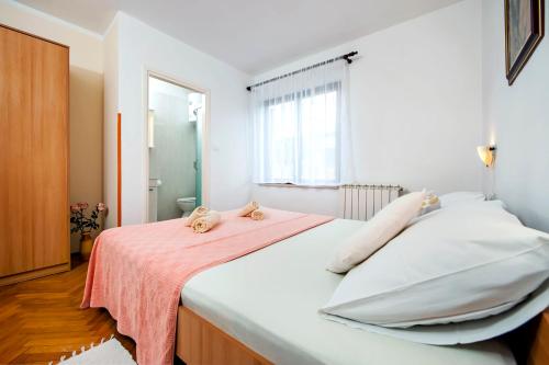 Apartment and room Josip 2070
