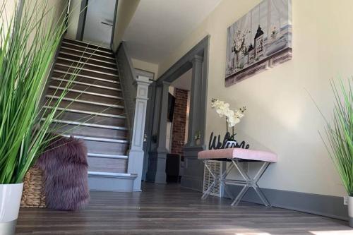 The Trotter Manor- With Private Yard & Free Parking, Minutes From Falls & Casino by Niagara Hospital in Niagara Falls, USA