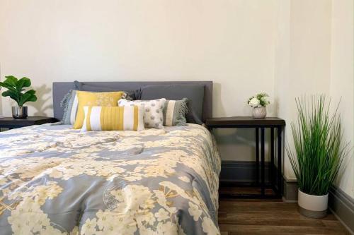 The Hennepin House- With Private Yard & Parking, Minutes From Falls & Casino by Niagara Hospitality in Niagara Falls, USA
