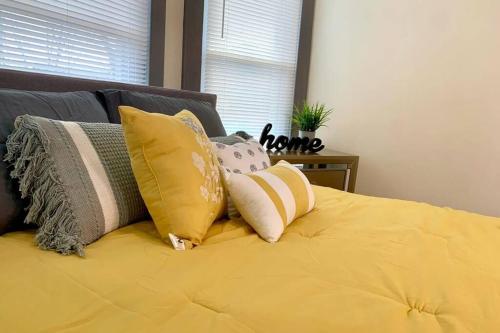 The Hennepin House- With Private Yard & Parking, Minutes From Falls & Casino by Niagara Hospitality in Niagara Falls, USA