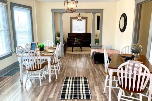 The Hennepin House- With Private Yard & Parking, Minutes From Falls & Casino by Niagara Hospitality in Niagara Falls, USA