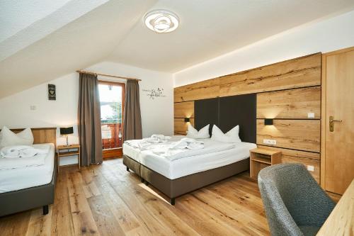2 bedrooms, 6 beds