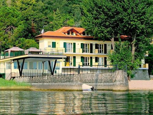 Modern Mansion with Private Beach at Lake Maggiore gîte à louer Meina