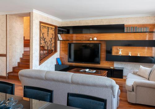 2 bedrooms, 5 beds