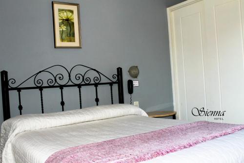 1 queen bed, 1 twin bed