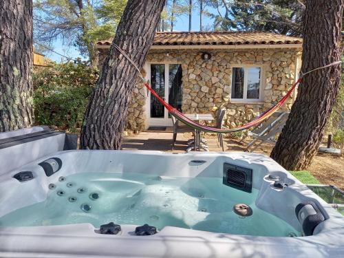 GITE AVEC SPA JACUZZI au cœur de Provence Côte d'Azur - Saint Antonin du Var