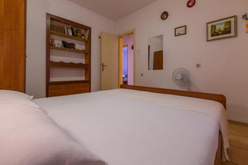 2 bedrooms, 3 beds