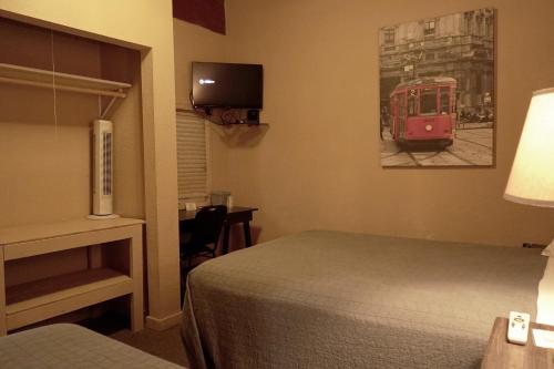 1 queen bed, 1 twin bed