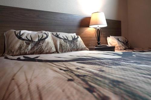1 queen bed, 1 twin bed