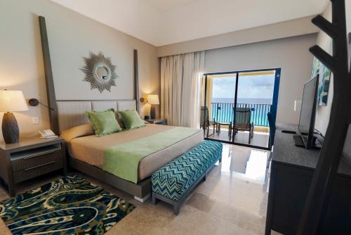 Deluxe One Bedroom Suite Beachfront (2 adults + 2 children)