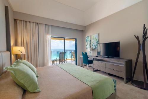Deluxe Two Bedroom Master Suite Beachfront
