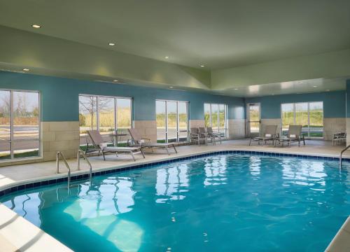 Swimming pool, Holiday Inn Express and Suites Lockport in Homer Glen