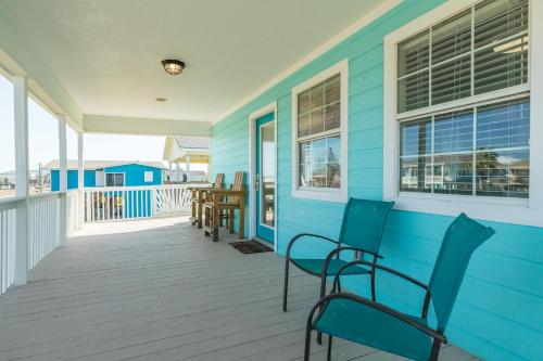 The Blue Haven - Cute Beach Bungalow With Easy Access to Sand and Gulf Waters!