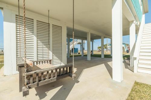 The Blue Haven - Cute Beach Bungalow With Easy Access to Sand and Gulf Waters!