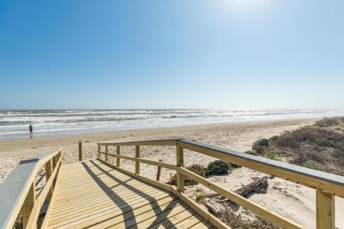 The Blue Haven - Cute Beach Bungalow With Easy Access to Sand and Gulf Waters!