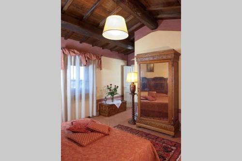 VILLA LIZ Tuscany, private pool, hot tub, property fenced, pets allowed