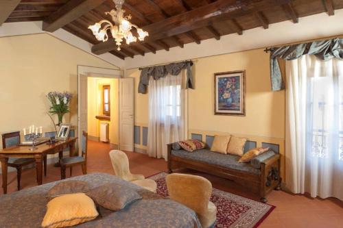 VILLA LIZ Tuscany, private pool, hot tub, property fenced, pets allowed