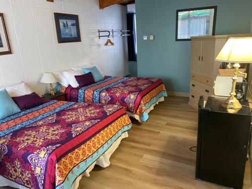 2 queen beds, 1 futon bed