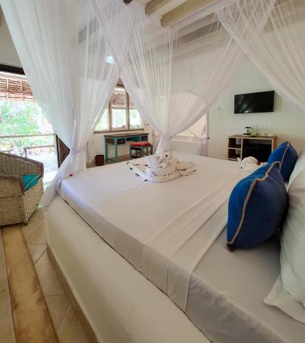 1 king bed, 1 twin bed