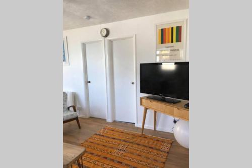 Cosy, Quiet bungalow, one minute from the beach.