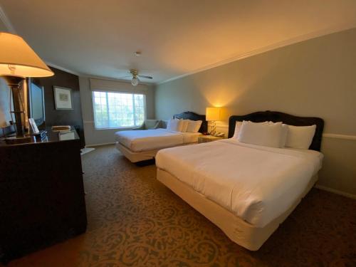 Deluxe Two Queens Room