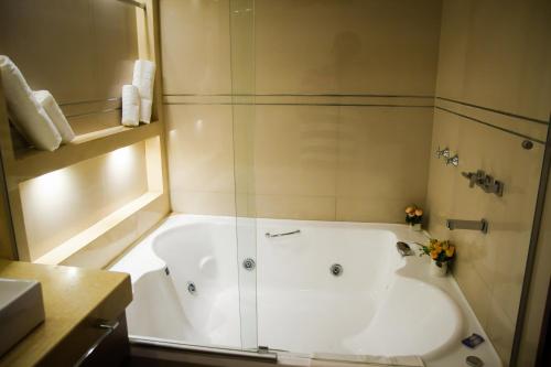 Ντους, Hotel Cálido Termal (Hotel Calido Termal) in Τέρμας Ντε Ρίο Όντο