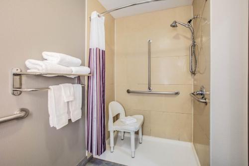 Queen Room with Two Queen Beds and Bath Tub - Mobility/Hearing Accessible - Non-Smoking