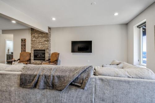 2BR Mountain Dream Suite Lake Views - image 5