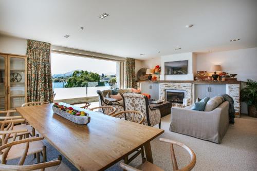 Pembroke - Sleeps 4 - Central Wanaka - Lake Views