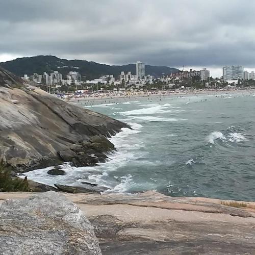 Cobertura perto da Praia da Enseada, com Churrasqueira, Wi Fi - Ideal para a Familia e Amigos