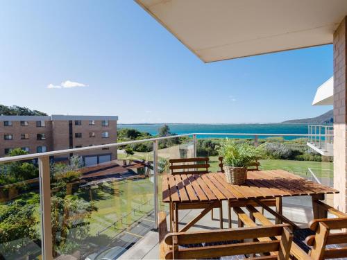 Promenade 12, 8 Intrepid Cl - fantastic waterfront unit with air con and Wifi, Nelson Bay