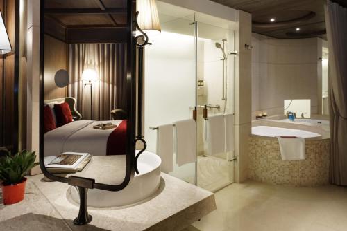 room detail thumbnail 2