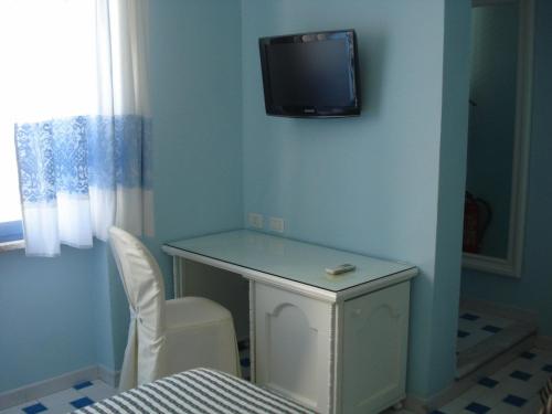 1 double bed, 1 twin bed