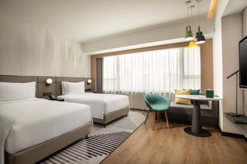 Standard Twin Room room in Holiday Inn Shanghai Nanjing Road By IHG