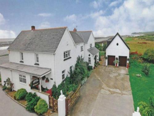 1-Bed Cottage on Coastal Pathway in South Wales, Gileston