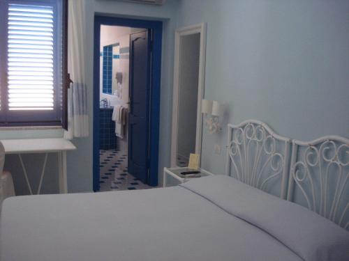 1 queen bed, 1 twin bed