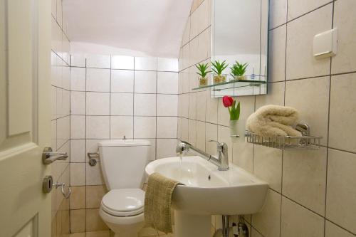 3 bedrooms, 5 beds