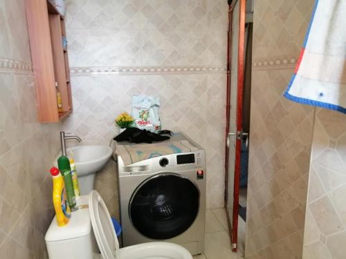 EBONY LIT 1BR APARTMENT