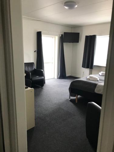 2 twin beds, 1 sofa bed