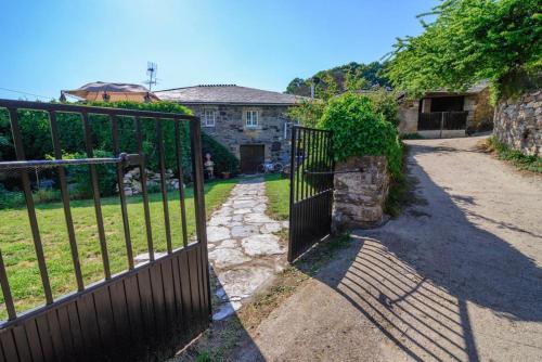  2 bedrooms house with enclosed garden and wifi at Baralla in Baralla