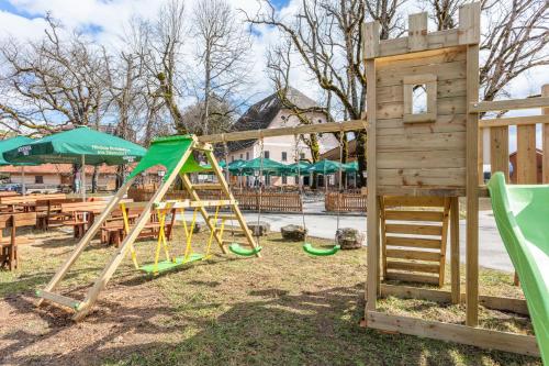 兒童遊樂場, Klosterwirt Höglwörth (Klosterwirt Hoglworth) in 安加