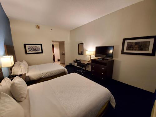 Holiday Inn Express St. Louis Arpt - Maryland Hgts - main image