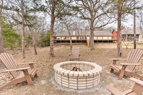 Lake Texoma Retreat with Deck Less Than 1 Mi to Marina! in Pottsboro, USA