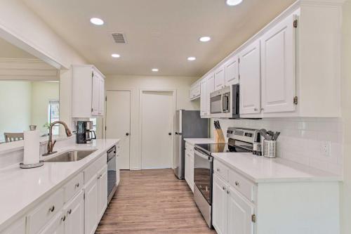 Lake Texoma Retreat with Deck Less Than 1 Mi to Marina! in Pottsboro, USA