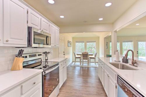 Lake Texoma Retreat with Deck Less Than 1 Mi to Marina! in Pottsboro, USA