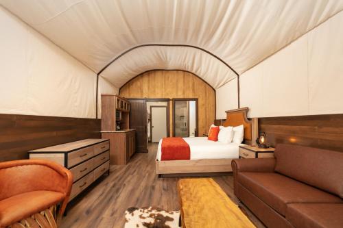 1 king bed, 2 twin beds, 1 sofa bed